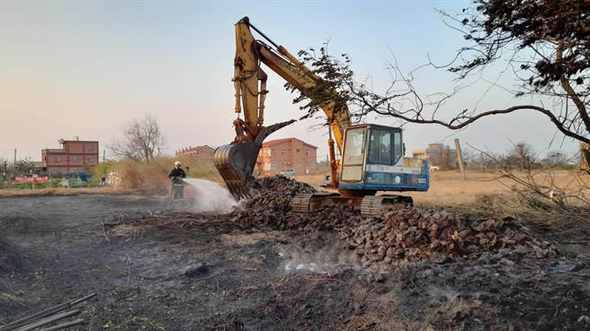 金門近日以來田野火警頻傳，消防局提醒民眾切勿隨意焚燒雜草，以免天乾物燥引發燎原大火。（金門縣消防局提供）