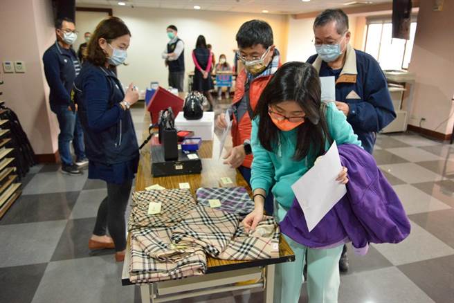 台北分署聯合拍賣，民眾選購名牌精品。（台北分署提供）