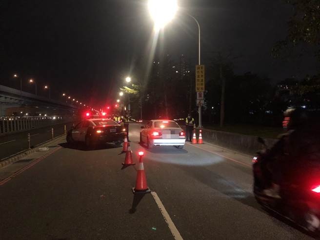 新北市板桥警分局自2月1日起针对易壅塞路段及人、车潮聚集之易肇事路口（段），加强交通疏导及提升执法勤务。（板桥警分局提供）