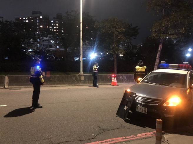 新北市板桥警分局自2月1日起针对易壅塞路段及人、车潮聚集之易肇事路口（段），加强交通疏导及提升执法勤务。（板桥警分局提供）