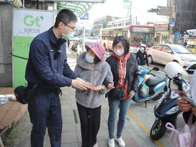 農曆春節將屆，新北市金山警分局統合義警、民防、義交等協勤力量，以「治安平穩、交通順暢、民眾安心」為主軸。（金山警分局提供）
