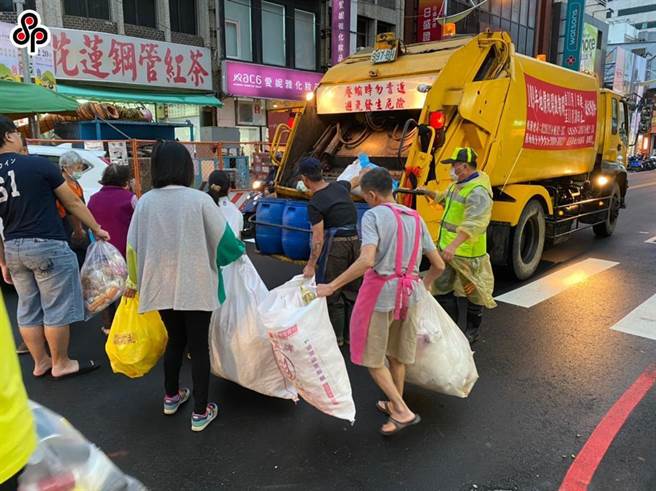 各县市自大年初一(12)起均停止收运垃圾，而恢復收运垃圾时间大部分县市于大年初四(15)开始清运，详细垃圾清运时间，民眾可至「清净家园顾厝边绿色生活(EcoLife)网」查询。（本报系资料照）