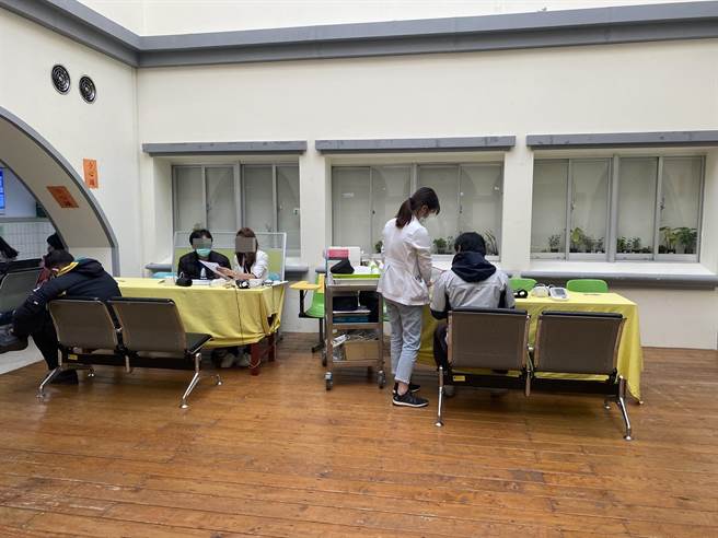 高端的新冠疫苗试验，今在台北荣总进行，邀请受测者到院抽血。（生活中心摄）