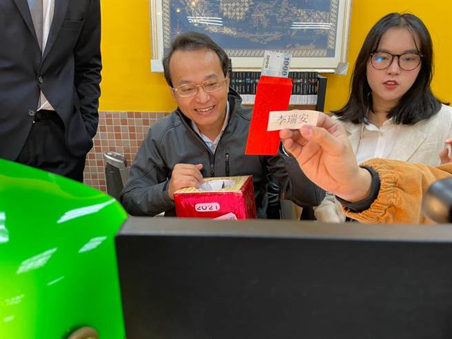 學務長呂立鑫到直播間現場與同學進行線上互動，也提前向大家賀年。（金大提供）