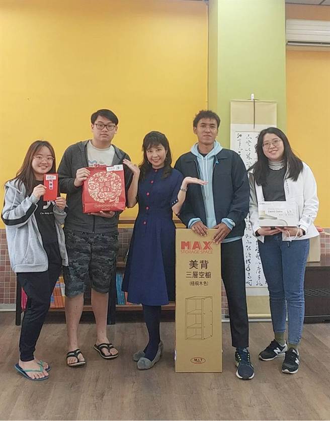 國際長顏郁芳（中）到直播間現場與同學進行線上互動，也提前向大家賀年。（金大提供）