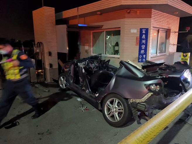 台南市安南区台江大道1日深夜传出重大车祸，造成6人死亡。（洪荣志摄）