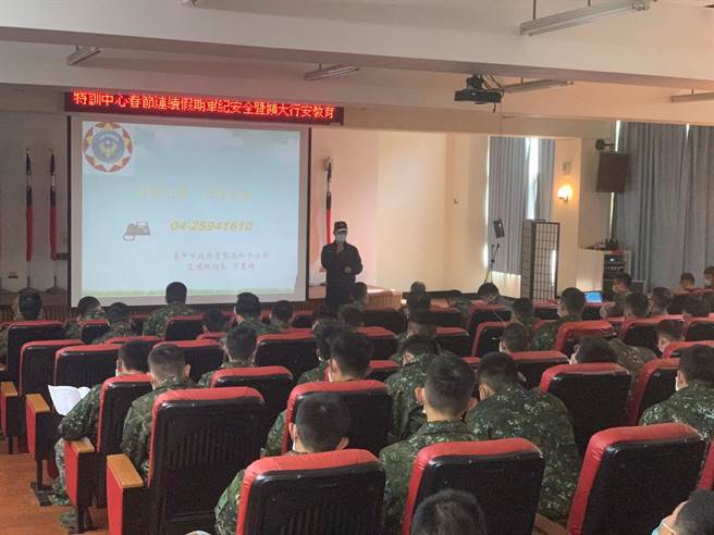 和平警分局于2日上午至谷关丽阳营区特战训练中心进行防诈骗及交通安全宣讲。（和平警分局提供／陈淑娥台中传真）