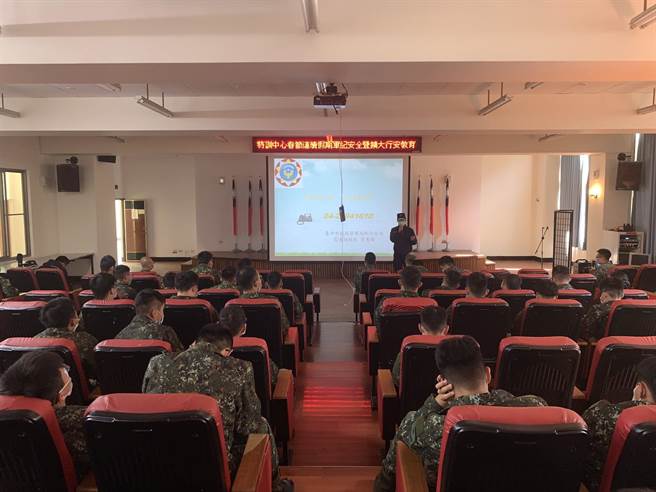 和平警分局于2日上午至谷关丽阳营区特战训练中心进行防诈骗及交通安全宣讲。（和平警分局提供／陈淑娥台中传真）