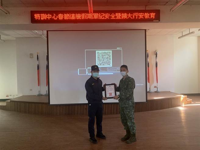 和平警分局于2日上午至谷关丽阳营区特战训练中心进行防诈骗及交通安全宣讲。（和平警分局提供／陈淑娥台中传真）