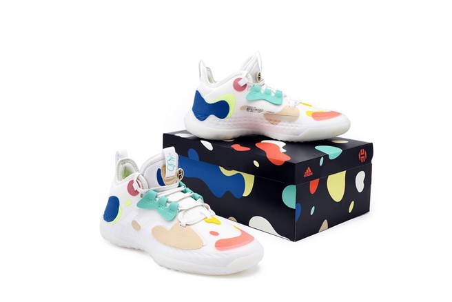 adidas Harden Vol.5 以Harden场上的多元球风与场下时尚穿搭风格为设计灵感，运用不规则的缤纷图形装饰于鞋面，堆迭出丰富变化的视觉效果。(adidas提供)