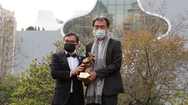 大毅建设今年以「大毅老爷行旅」，获得商业空间奖的殊荣，台中市都发局长黄文彬（左）颁发奖项给大毅建设集团董事长林隆深。（卢金足摄）