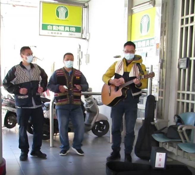 仁愛警分局的土石流樂團，在歹徒被帶上警車時，演唱「浪子回頭」這首歌送給搶匪，警惕搶匪改邪歸正，浪子回頭。（仁愛警分局提供／黃立杰南投傳真）