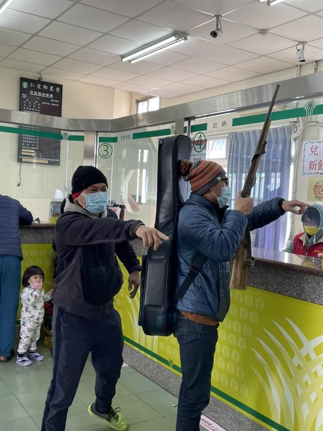 仁愛警分局進行防搶演習，模擬2名持槍歹徒從吉他袋中拿出獵槍，威嚇農會行員拿出現金；員警快速組織，順利制伏搶匪。（仁愛警分局提供／黃立杰南投傳真）