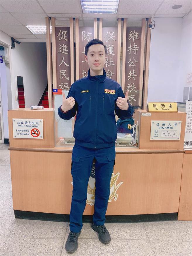 新北市海山警分局交通分队警员陈禾星热心协助民眾。（海山警分局提供）