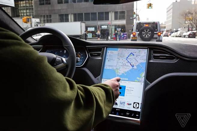 美国交通安全管理局要求特斯拉回收Model S和Model X，因为触控面板有故障风险。(图/the verge)