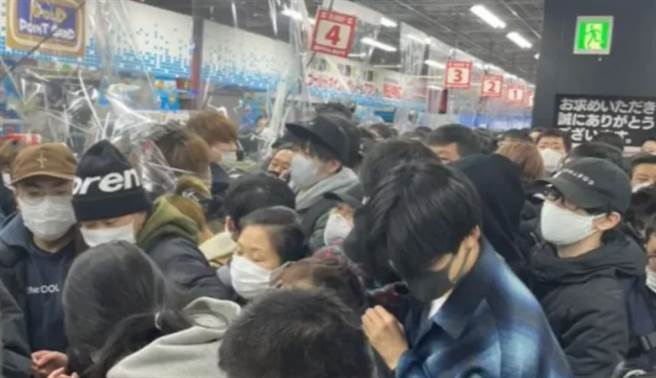 日本民眾疯抢PS5，无视防疫规定。（翻摄推特）