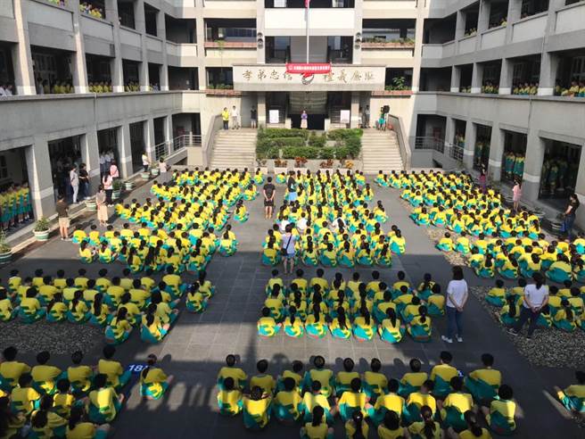 1997年开始招生的彰兴国中，设校之初仅规画每年级15班、共45 班教室，如今有普通班51班和体育班，空间爆满。（摘自脸书／谢琼云彰化传真）