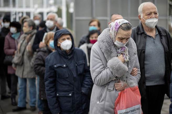 在塞爾維亞的首都貝爾格萊德（Belgrade），大批民眾正排隊等著接種大陸國藥集團的新冠疫苗。(路透)