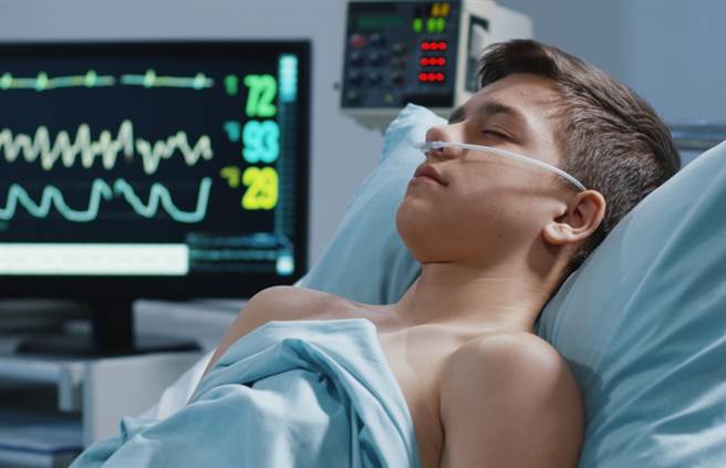 英国19岁男孩夫拉维尔2020年3月初出车祸后昏迷近11个月，住院治疗期间2度染疫，最近醒来后对新冠肺炎疫情进展毫无所悉。（示意图／shutterstock）