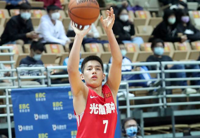 光復高中莊朝勝今天投進21分，助隊擊敗東山高中，在HBL 8強賽衝出3連勝。（鄭任南攝）