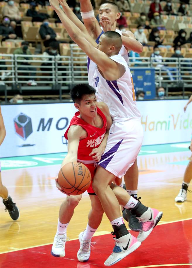 光復高中後衛李宗漢（左）今天打出代表作。（鄭任南攝）