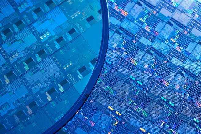 美媒指出，英特爾的苦苦掙扎，恐危及美國晶片製造業的未來和競爭挑戰，也為美國半導體產業敲響警鐘。（示意圖/達志影像/shutterstock）
