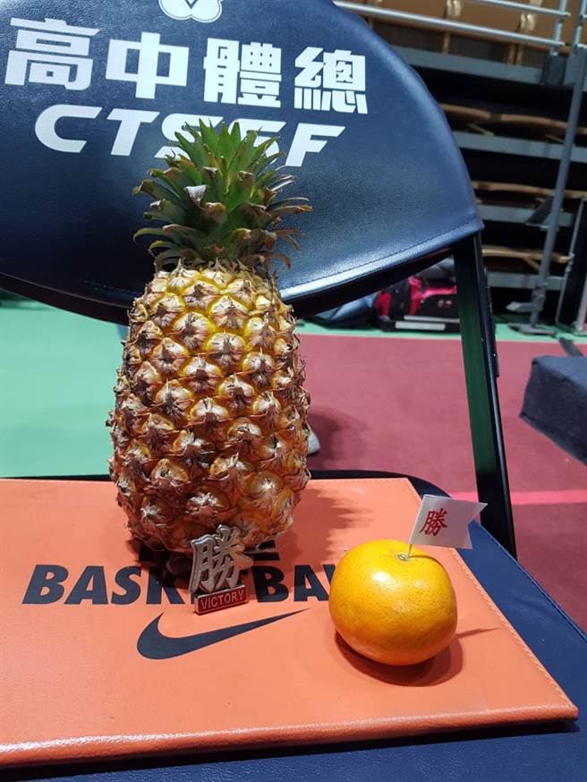光復高中板凳席的祈福鳳梨和橘子。（陳筱琳攝）