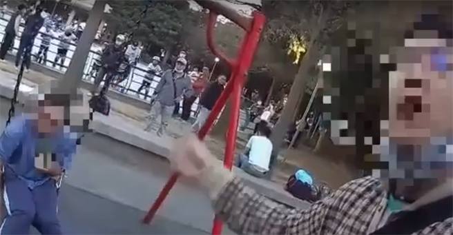 姜姓男子領有第一類重度障礙證明，上月31日下午5時許獨自在中和四號公園內盪鞦韆，葉姓民眾因不滿他占用盪鞦韆，要求他讓位爆發衝突。（翻攝）