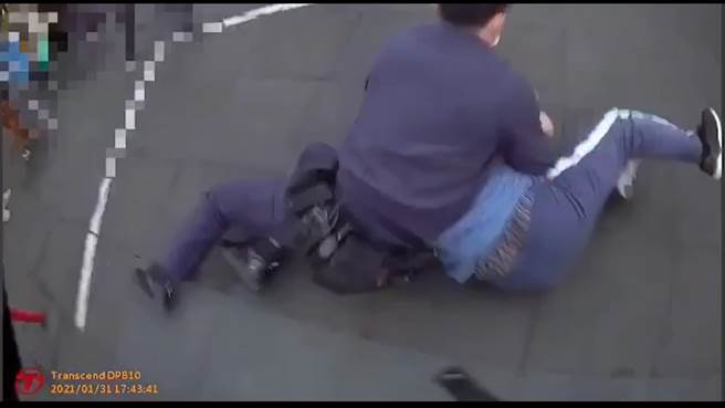 姜男仍情緒激動呼喊「爸爸！爸爸！」警員動手拉姜男，導致他突然揮拳，最後被當場壓制帶回保護管束。（翻攝）