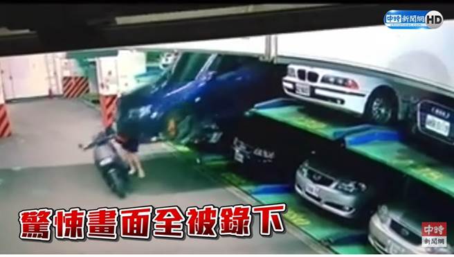 生死一瞬间 机械车位轿车砸落 路人差1秒变肉饼 惊悚过程还原（翻摄画面）