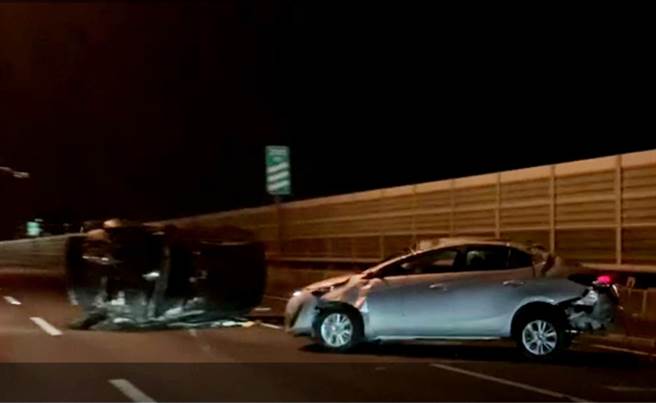 台74线快速道路， 德芳南路闸道口，2日晚间发生二车车祸，二车皆翻滚后，一车还侧翻，幸2驾驶及1乘客，擦挫伤送医后无大碍。（民眾提供／黄国峰台中传真）