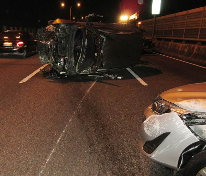 台74线快速道路， 德芳南路闸道口，2日晚间发生二车车祸，黑车撞银车，银车翻一圈回正，黑车还侧翻在路上。（民眾提供／黄国峰台中传真）