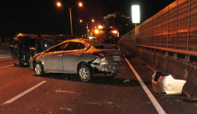 台74线快速道路， 德芳南路闸道口，2日晚间发生二车车祸，黑车撞银车，银车翻一圈回正，黑车还侧翻在路上。（民眾提供／黄国峰台中传真）