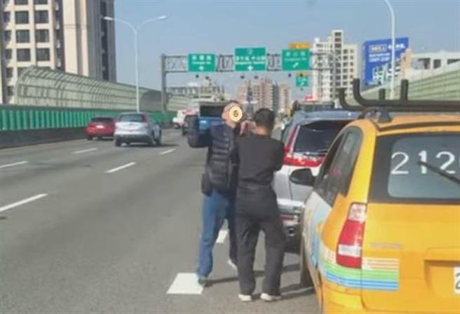 被撞的自小客驾驶，下车就对追撞他的中华电信驾驶头部一拳挥过去。（图／翻摄自脸书社团爆料公社）