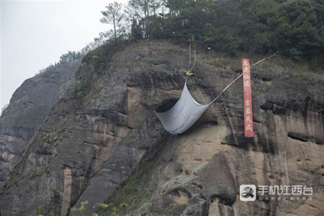 江西官方声称象鼻山口罩已获金氏世界纪录认证，但金氏纪录官方网站上「世界上最大布口罩」的记录尚未更新，目前的记录保持者为沙乌地阿拉伯吉达市的一家贸易公司于去年8月30日创下，纪录保持者是一副面积72平方公尺的口罩。（图