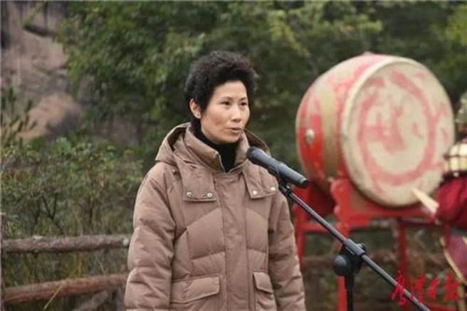 象鼻山戴口罩也得到了当地政府的支持，鹰潭市副市长蔡江参加了活动的启动仪式。（图／鹰潭日报）