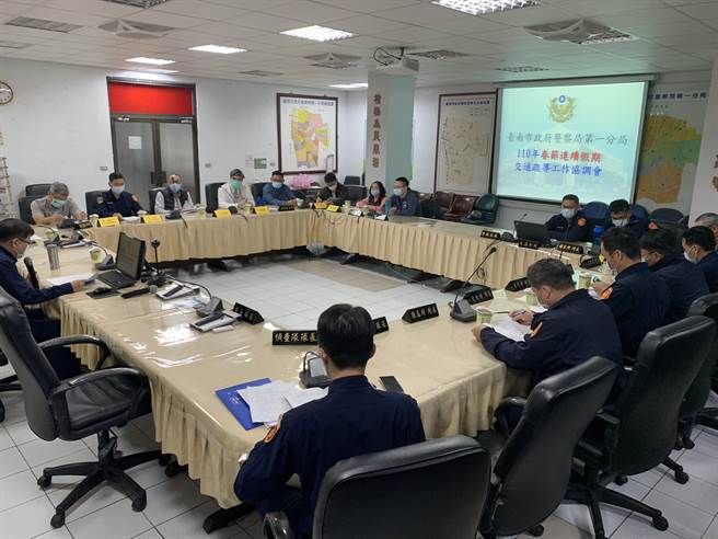 南市警一分局超前部署，為春節車潮準備。（警方提供／李宜杰台南傳真）