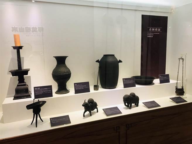 孔庙目前留存礼乐器中，最早一批是清乾隆41年知府蒋元枢所捐造，蒋元枢捐造象尊、牺尊（下排中间2件），目前仍会持续使用。（曹婷婷摄）