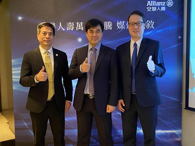 安联人寿业务长刘育群(左)、总经理林顺才(中)、行销长郑祥琨(右)合影。(洪凯音摄影)