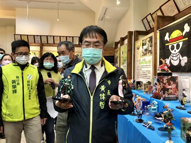 台南市长黄伟哲（右）2日参观无患子故事馆。（李宜杰摄）