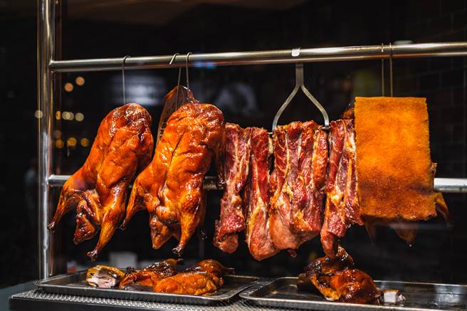 一位网友爆料，朋友购买烧腊便当，却吃到一个奇怪口感的东西，仔细一看，发现竟是抽完的菸头。(示意图/Shutterstock)