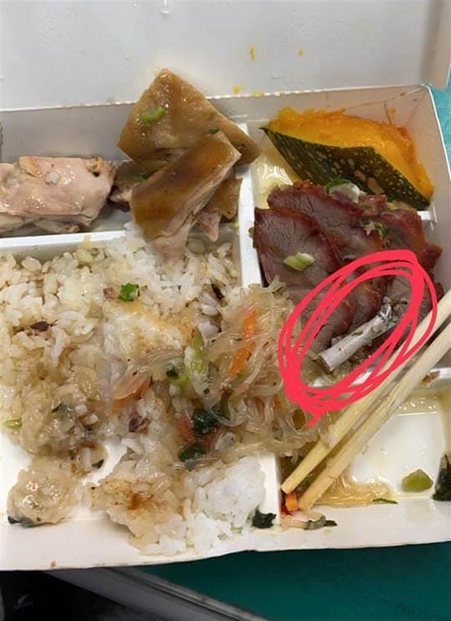 网友发文爆料，「朋友吃烧腊便当，吃到菸头」。(摘自爆怨公社)