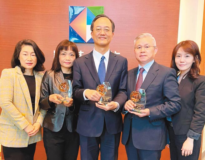 凯基证券资本市场部副总林能显（中）率团队获证交所颁发三座冠军奖项。图／凯基证券