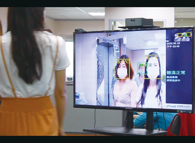 威宝多点式体温监测系统，能立即显示人员体温，同时也具备优异的人脸识别能力。图／威宝提供