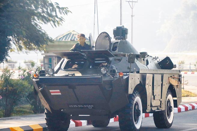 缅甸军方1日宣布接管政权后，缅军装甲车出现在首都奈比都通往国会的道路上。（路透）