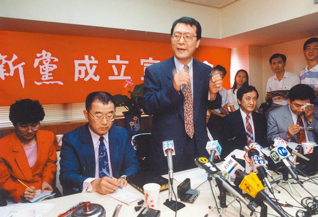 1993年8月，原属国民党的新国民党连线宣布成立新党，赵少康发表讲话，记者会上还有周荃、王建煊、郁慕明、李庆华。(本报资料照片)