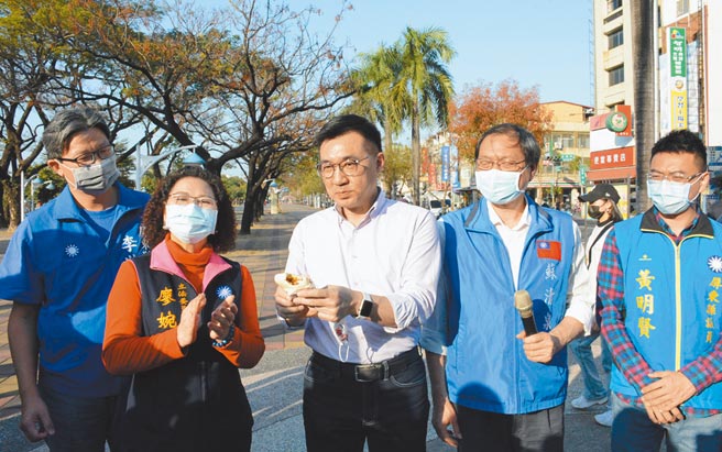 国民党主席江启臣（中）1日在屏东表示，党内有一套民主机制，在此之前所有党员一律平等。（林和生摄）