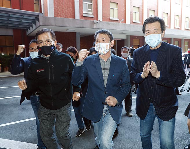 国民党宣布「反莱猪」、「公投绑大选」两项公投案第二阶段连署都已破40万份。图为立法院第10届第3会期1日报到，国民党立院党团新、旧总召费鸿泰、林为洲率党籍委员们一同报到，展现团结气势。（刘宗龙摄）