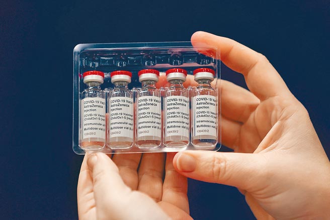 歐盟與英國為了新冠疫苗互槓。英國阿斯特捷利康﹙Astra Zeneca；見圖﹚同意今年第一季追加900萬劑、合計提供4000萬劑疫苗給歐盟，才讓這場疫苗保衛戰暫時劃下句點。﹙路透﹚