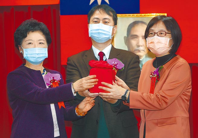 公平交易委员会1日上午举办交接典礼，在行政院政务委员黄致达（中）监交下，卸任主委黄美瑛（左）将印信交给新任主委李镁（右）。（中央社）